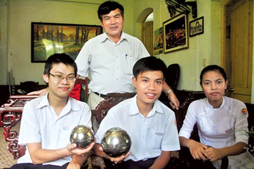 Quả cầu dập lửa của học sinh Huế
