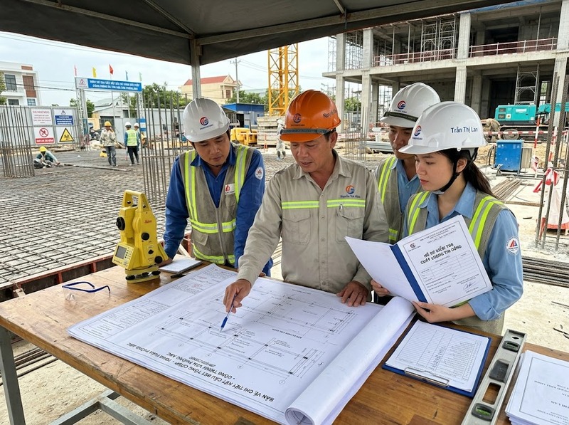 Điều kiện triển khai kỹ thuật gồm hồ sơ, mặt bằng, nguồn lực, vật tư và yêu cầu sẵn sàng