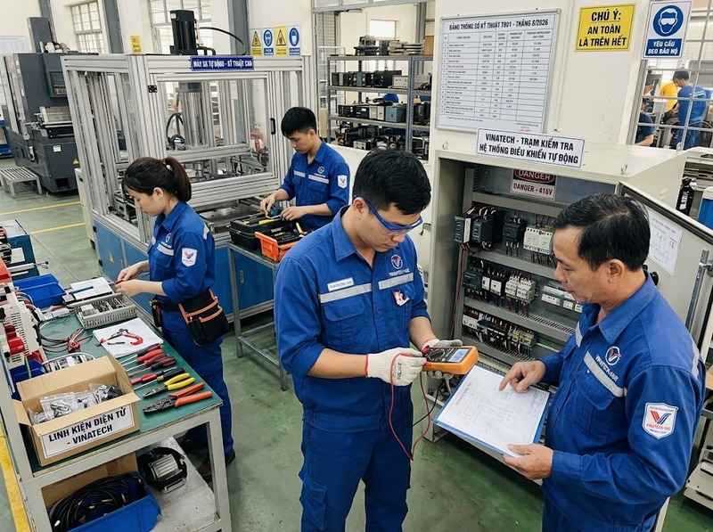 Nguồn lực triển khai kỹ thuật gồm nhân lực, thiết bị, vật tư, thời gian và năng lực chuyên môn