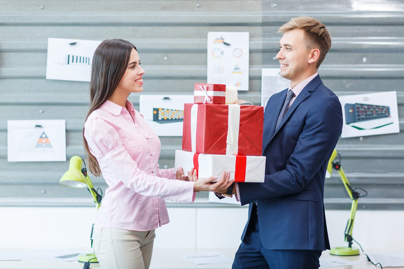 Tặng quà cho sếp nên nói gì cho tự nhiên và tinh tế?