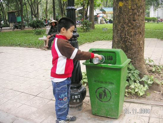Bỏ rác vào thùng rác công cộng là hành động có ý thức - Khoa học Kỹ thuật