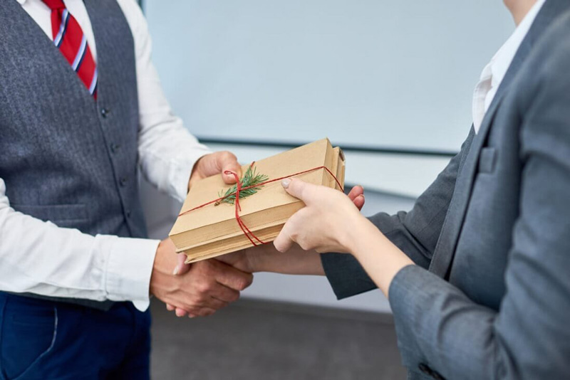 tặng quà cho sếp nên nói gì
